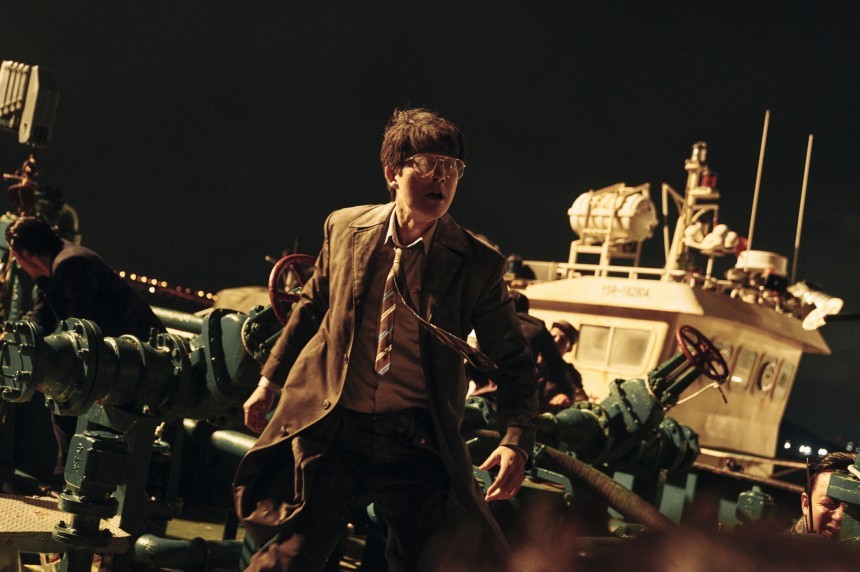 어릴 적의 트라우마를 마약 범죄 소탕에 모든 것을 내던진 검사 장건영. 그러나 그의 설계는 번번히 백기태의 그것에 당하고 만다. 사진=월트디즈니컴퍼니코리아 제공