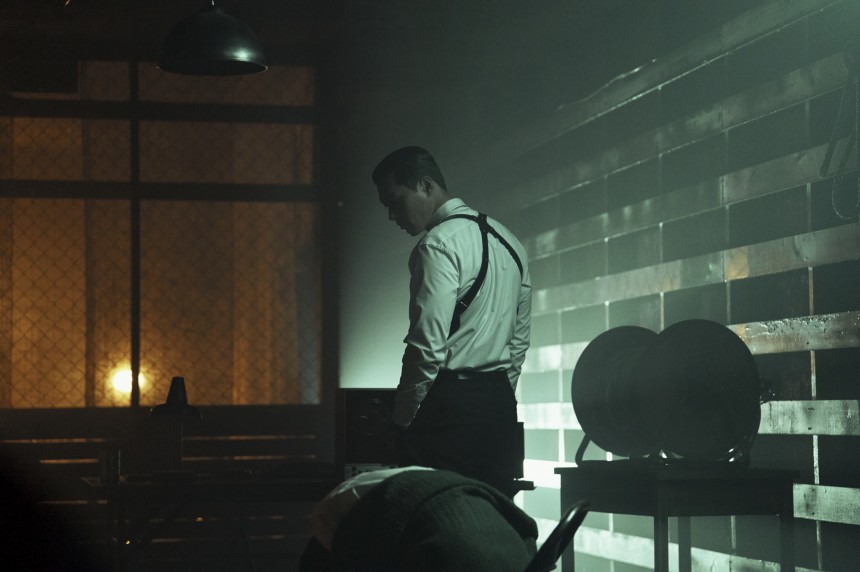 절제되면서도 많은 감정을 차갑게 응축시킨 현빈의 새로운 얼굴을 보는 쾌감이 어마무시하다. ‘한국판 제임스 본드’라는 평과 함께 ‘대부’의 알 파치노가 보인다는 극찬이 이어지는 중. 사진=월트디즈니컴퍼니코리아 제공