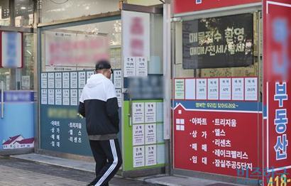 부동산중개업소에 매물 안내글이 붙어있는 모습. 사진=박정훈 기자