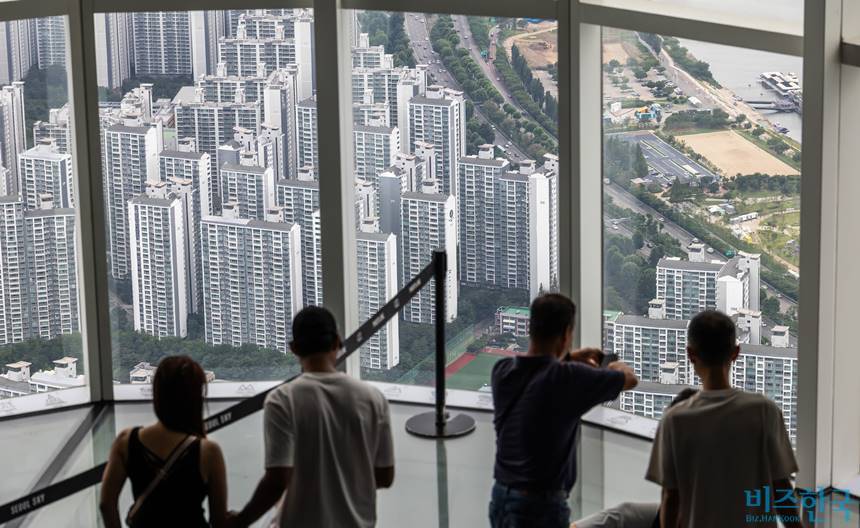 서울 송파구 롯데월드타워 전망대 서울스카이에서 바라본 서울 시내 아파트 단지 모습. ​지난해 서울 집합건물 수증인 9765명 중 30대가 25.5%로 가장 많았다. 통상 40대였던 것에서 30대로 넘어간 것이다.&nbsp;​사진=최준필 기자