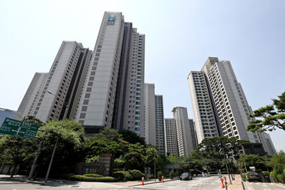 서울 서초구 반포동 래미안퍼스티지 전경. 1월 12일부터 1월 16일까지 서울시 주거 매물 실거래가를 집계한 결과 서초구 반포동 래미안퍼스티지 전용면적 222.76㎡ 24층 매물이 96억 원에 거래되며 주간 실거래가 1위를 차지했다. 사진=비즈한국DB