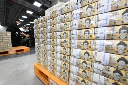 최근 한국 경제는 주가 상승, 원·달러 환율 상승, 금리 고착이라는 이례적인 조합을 보이고 있다. 이는 AI 확산에 따른 반도체 슈퍼사이클이 주가를 끌어올리는 한편 소비·고용·건설 등 실물경제는 여전히 불안한 상태가 공존하는 비대칭적 국면으로 해석된다. 사진=비즈한국 DB