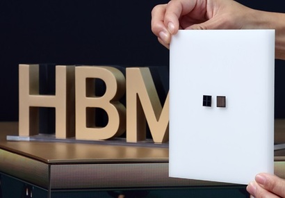 지난해 10월 28일 경북 경주 엑스포공원에서 열린 K-테크 쇼케이스 SK 부스에서 6세대 고대역폭 메모리 HBM4가 소개되고 있다. 사진=연합뉴스