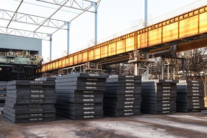 포스코 포항제철소에서 현장 작업 중이던 직원이 두 다리를 절단하는 끼임 사고가 발생한 것으로 파악된다. 사진은 포항제철소 야드에 적치된 슬라브로 이번 사건과 상관없음. 사진=포스코 홈페이지
