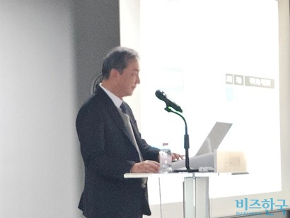 김열홍 유한양행 R&D 총괄 사장이 비만 및 대사질환 분야에서 뉴코 모델을 적용하겠다는 전략을 발표하고 있다. 사진=최영찬 기자