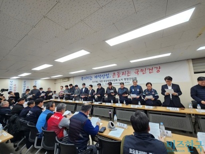 노연홍 비대위원장을 포함한 30여 개 기업의 노동조합 위원장들이 대정부 호소문을 낭독하고 있다. 사진=최영찬 기자