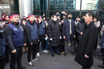 장민영 신임 IBK기업은행장(오른쪽)은 1월 23일 서울 을지로 기업은행 본사로 출근했다가 노조의 출근 저지 시위를 맞닥뜨리고 발걸음을 돌렸다. 사진=기업은행 노동조합 제공