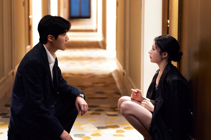 다시 마주하게 된 호진과 무희. 어쩐 일인지 자신에게 성공을 안겨준 캐릭터 도라미의 환영을 보게 된 무희는 호진에게 그 비밀을 공유하며 기대는 마음과 피하는 마음을 동시에 갖게 된다. 사진=넷플릭스 제공