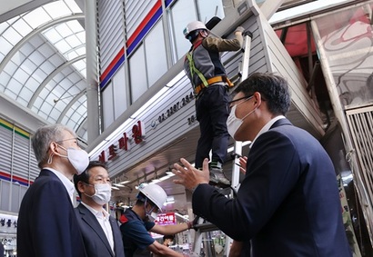 박 내정자는 30년 넘게 KT에 몸담은 인물로, 디지털 전환(DX) 등을 이끌었다. 최기영 과학기술정보통신부 장관(왼쪽)이 지난 2020년 9월 서울 중구 신중부시장에서 박윤영 당시 KT기업사업부문장(오른쪽)으로부터 공공와이파이 품질 고도화 교체 작업에 대한 설명을 듣고 있다. 사진=연합뉴스