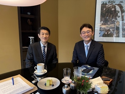 박윤영 KT 대표이사 내정자(오른쪽)는 KT의 보안 체계를 다시 세우고 조직 안정화 및 AI 사업 성과를 입증해야 하는 과제를 앉고 있다. 박 내정자는 ​지난해 12월 29일&nbsp;​김용현 KT 이사회 의장을 만나 경영 현안을 논의했다. 사진=연합뉴스