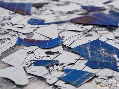 태양광 폐패널에서 회수한 태양전지와 리본전극. 이것을 파쇄해 실리콘, 은, 구리 등을 회수할 수 있다. 사진=한국에너지기술연구원 ‘Below 1.5°C’ 제3호