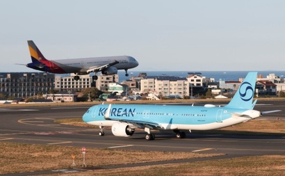 국내 항공사들이 비행 중 화재 발생 우려가 커지면서 기내 보조배터리 사용을 전면 금지하고 나섰다. 좌석별 충전포트가 장착된 신형기종과 달리 노후화된 기종에서는 전자기기를 충전할 방법이 없어 승객들의 불편이 예상된다. 사진은 제주국제공항에서 대한항공, 아시아나항공 여객기가 이착륙하고 있는 모습. 사진=박정훈 기자