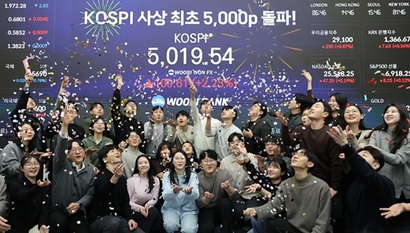 국민연금의 자산 배분·환 헤지 전략과 외환 당국의 안정화 기조가 맞물리며 환율 고점 인식이 확산되고 있지만, 실제 1400원대 안착 여부는 대외 변수에 달려 있다는 신중론도 나온다. 장중 코스피 지수 5000을 돌파하자 기뻐하는 우리은행 딜링룸 직원들. 사진=임준선 기자