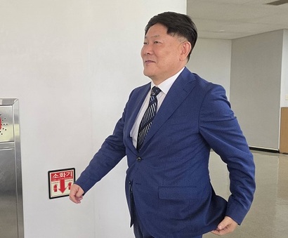 김정규 타이어뱅크 회장이 지난해 7월 탈세 혐의 관련 재판을 받기 위해 대전고등법원 법정으로 향하고 있다. 법원은 김정규 회장에게 징역 3년, 벌금 141억 원을 선고했지만 대법원은 최근 이를 파기환송했다. 사진=연합뉴스