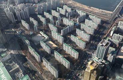 서울 송파구 잠실동 주공아파트 5단지 전경. 1월 19일부터 1월 25일까지 잠실동 주공아파트 5단지 전용면적 82.51㎡ 3층 매물이 45억 7500만 원에 매매돼 주간 최고가를 기록했다.​ 사진=박정훈 기자