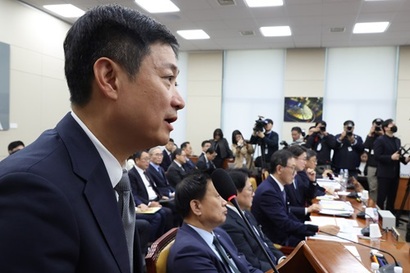 통신 3사 리더 중 유일하게 자리를 지킨 홍범식 LG유플러스 대표는 가입자 지형을 지켜내는 동시에 AI 사업 성과를 보여줘야 하는 상황이다. 홍 대표가 지난해 10월 21일 국회 과학기술정보방송통신위원회에서 열린 정보통신산업진흥원 등에 대한 국정감사에서 의원 질의에 답변하고 있다. 사진=박은숙 기자