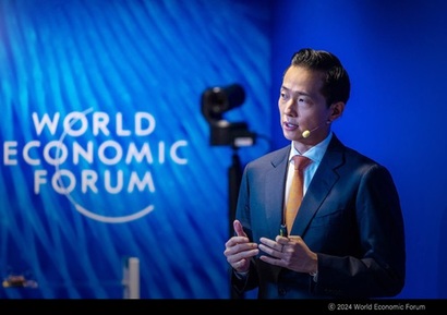 김동관 부회장이 2024년 다보스포럼 연차총회 세션 ‘세계 최초 탈화석연료 선박’에서 한화의 해양 탈탄소 비전을 발표하고 있다. 사진=2024 World Economic Forum