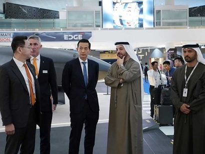 김동관 한화 부회장(가운데)이 지난해 2월 17일(현지시각) 중동 최대 방산 전시회 ‘IDEX 2025’에 참석한 모습. 사진=한화에어로스페이스 홈페이지