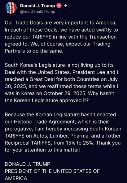 도널드 트럼프 미국 대통령이 한국산 자동차·의약품·목재 등에 부과하는 상호관세를 15%에서 25%로 인상하겠다고 SNS에 글을 올리면서 국내 증시와 환율이 즉각 반응하는 등 단기적인 시장 불안이 확산됐다. 사진=트루스소셜 캡처