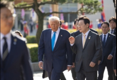 정부의 제네릭 약가 인하 추진 정책에 중소 제약사의 경영 위기감이 높아지고 있는 가운데 미국의 관세 정책 불확실성에 따른 일자리 유출 가능성이 제기되고 있기 때문이다. 사진은 도널드 트럼프 미국 대통령(왼쪽)과 이재명 대통령이 지난해 10월 APEC(아시아 태평양 경제협력체)에서 만나 대화하는 모습. 사진=이재명 대통령 SNS