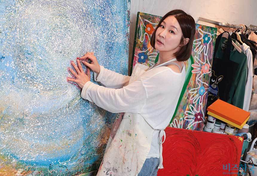 코시 작가는 손을 모티브로 인간의 심리와 사람 사이의 연결을 주제 삼아 작업한다. 사진=박정훈 기자