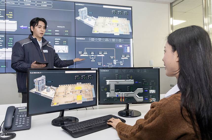 에스원 직원이 'AI 빌딩 에너지 솔루션'을 활용해 건물 에너지 사용 현황을 실시간 모니터링하고 있다. 사진=에스원 제공