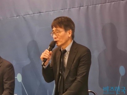 윤태영 오스코텍 대표가 지난 7일 서울 여의도 전경련회관에서 열린 인베스터데이에서 파이프라인 현황 및 개발전략을 설명하고 있다. 사진=최영찬 기자