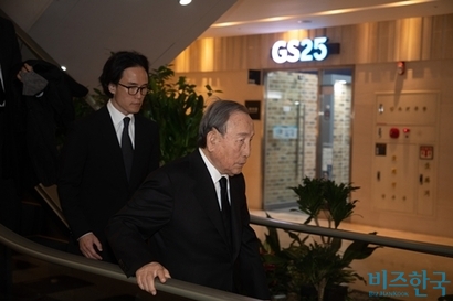 조양래 한국앤컴퍼니그룹 명예회장(오른쪽)이 차녀 조희원 씨를 상대로 낸 333억 원 상당의 부당이득금 반환 소송 항소심에서도 승소했다. 사진=이종현 기자