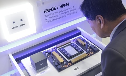 지난해 10월 23일 서울 강남구 코엑스 제27회 반도체 대전(SEDEX 2025)에서 삼성전자 부스에 전시된 HBM4. 사진=박정훈 기자