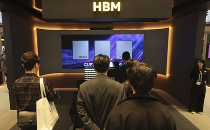 지난해 10월 23일 서울 강남구 코엑스 제27회 반도체 대전(SEDEX 2025)에 마련된 SK하이닉스 부스에 HBM이 놓여 있다. 사진=박정훈 기자