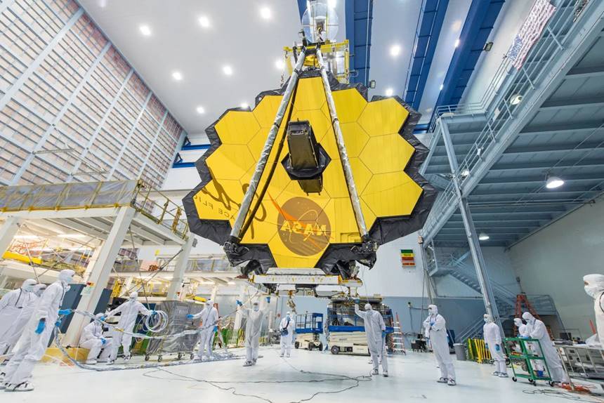 2017년 제임스 웹 우주망원경 제작 당시 모습. 18개 거울이 벌집 모양으로 펼쳐져 하나의 거대한 눈이 된다. 사진=NASA/Chris Gunn