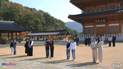 보통의 연프는 데이트 선택이 개인 또는 랜덤 선택으로 이어지지만, ‘합숙맞선’에선 꽤나 높은 비중으로 엄마들의 선택이 좌우한다. 사진=SBS 제공