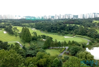 서울시가 세계유산 인접 개발사업을 두고 상반된 태도를 보이며 정부와 날을 세우고 있다. 사진은 서울 노원구 태릉CC 전경. 사진=임준선 기자