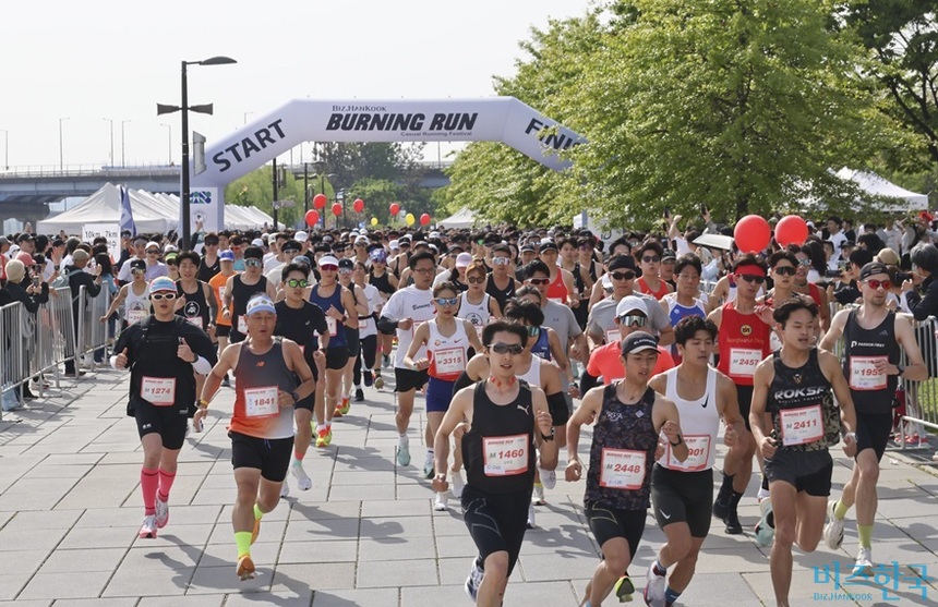 버닝런 2026이 5월 25일 월요일(대체 휴일) 오전 8시 한강공원 물빛무대에서 개최된다. 지난해 한강에서 개최된 버닝런 2025 모습. 사진=박정훈 기자