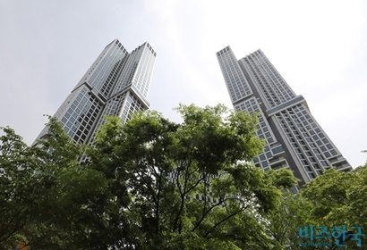 지난해 50억 원 이상 초고가 아파트 매매가 전년 대비 1.5배 늘어난 것으로 확인됐다. 사진은 지난해 290억 원으로 역대 아파트 매매 최고가를 경신한 서울 성동구 아크로서울포레스트. 사진=박정훈 기자