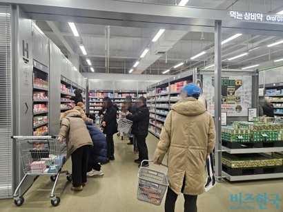 창고형 약국 메가팩토리약국이 처음으로 서울에 입성했다. 사진은 메가팩토리약국 서울점에서 카트를 끌고 쇼핑 바구니를 들고 의약품 쇼핑 중인 모습. 사진=최영찬 기자