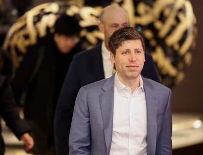 지난해 2월 방한한 샘 올트먼 오픈AI CEO가 카카오 미디어데이에 참석하기 전 취재진과의 인터뷰를 위해 이동하고 있다. 사진=연합뉴스