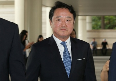 이웅열 코오롱그룹 명예회장이 골관절염 치료제 '인보사' 관련 민·형사&nbsp;소송에서 잇따라 무죄 판결을 받으며 명예회복 가능성이 높아지고 있다. 사진=비즈한국DB