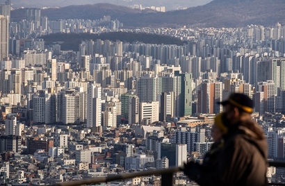 과거 다주택자 양도세 중과 유예가 반복되며 시장은 “버티면 된다”는 신호를 학습했고, 그 결과 매물은 잠기고 무주택자는 삶의 계획을 미뤄야 했다. 남산에서 본 서울 아파트 풍경. 사진=최준필 기자