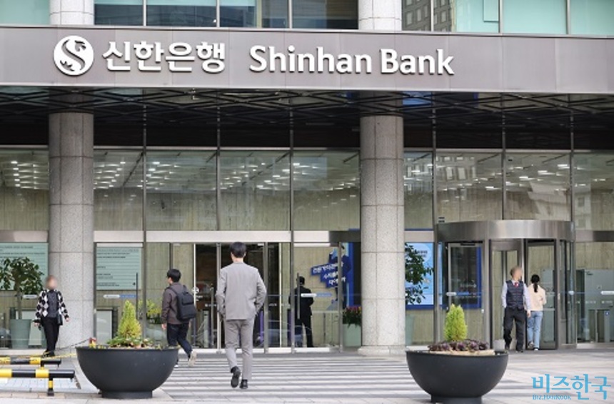 KB금융 3년 연속 금융지주 1위…진옥동 '연임' 신한금융에 관심