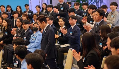 이재명 대통령이 5일 청와대 영빈관에서 열린&nbsp;‘미래 과학자와의 대화’​ 행사에서&nbsp;과학기술 인재의 대체 복무를 확대하고, 국가연구자 제도를 도입하겠다는 계획을 밝혔다. 사진=청와대 제공