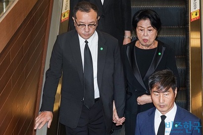 고 전두환 씨의 배우자 이순자 씨와 아들 전재국 씨가 2023년 윤석열 전 대통령 부친 윤기중 연세대 명예교수의 빈소가 마련된 서울 서대문구 세브란스병원 장례식장을 찾아 조문하기 위해 이동하고 있다. 사진=사진공동취재단