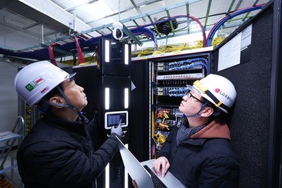 LG유플러스 직원이 AI 자율주행 로봇 ‘유봇(U-BOT)’을 소개하고 있다. 사진=LG유플러스 제공