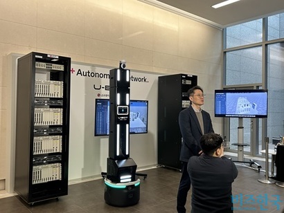 10일 ​박성우 네트워크AX그룹장이 ​‘유봇(U-BOT)’​을 소개하고 있다. 유봇​은 LG AI연구원의 대규모 언어모델(LLM) ‘엑사원(EXAONE)’을 활용한 자율 주행 로봇이다.&nbsp;사진=강은경 기자