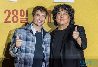 지난해 1월 20일 영화 ‘미키 17’ 내한 기자간담회에 참석한 봉준호 감독과 주연배우 로버트 패틴슨. 사진=최준필 기자