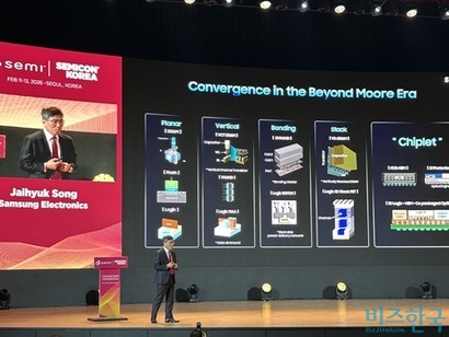 삼성전자와 SK하이닉스가 AI 반도체 시장 대응을 위해 각각 ‘통합 최적화’와 ‘생태계 협력’을 핵심 전략으로 제시했다. 송재혁 삼성전자 CTO가 11일 서울 강남구 코엑스에서 열린 세미콘 코리아 2026에서 ‘제타플롭스(ZFLOPS) 시대를 넘어, 다음 단계는?’을 주제로 기조연설을 하고 있다. 사진=강은경 기자