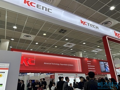 전시장에서는 한미반도체, 주성엔지니어링, 원익코퍼레이션, 저스템, 신성이엔지, 케이씨이앤씨 등 국내 기업과 ASML, ASM, 도쿄일렉트론(TEL) 등 글로벌 장비 기업이 부스를 꾸렸다. 사진=강은경 기자