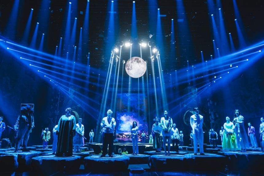 각 분야에서 난다 긴다 하는 쟁쟁한 운명술사 49명이 모였다. 과연 운명을 놓고 벌이는 이 신들린 전쟁에서 누가 우승을 차지할 것인가. 사진=월트디즈니컴퍼니코리아 제공