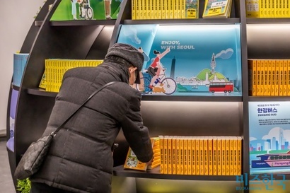 국내 출판계는 창작자들이 정당한 보상을 받지 못하는 구조가 고착화될 경우 지식생태계가 붕괴될 것을 우려한다. 사진은 서울 중구 ‘내 친구 서울 서울갤러리’ 안에 있는 서울책방. 사진=최준필 기자