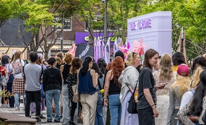 방탄소년단의 소속사 하이브 사옥을 찾은 국내외 팬들이 캐릭터 인형 앞에서 촬영하기 위해 줄을 서고 있다. 사진=최준필 기자
